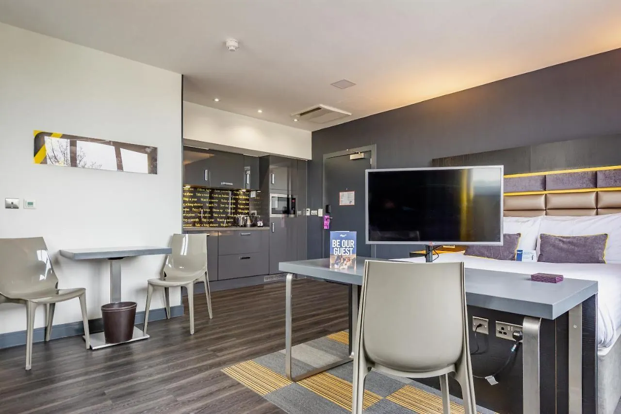 Roomzzz Nottingham City Aparthotel