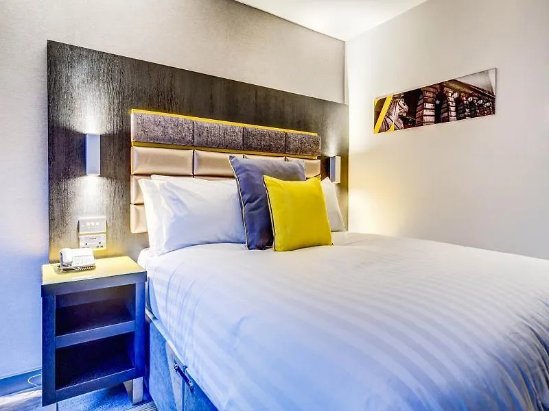 Roomzzz Nottingham City 4*,