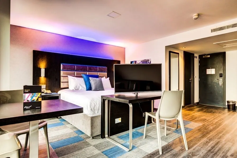 Roomzzz Nottingham City Aparthotel